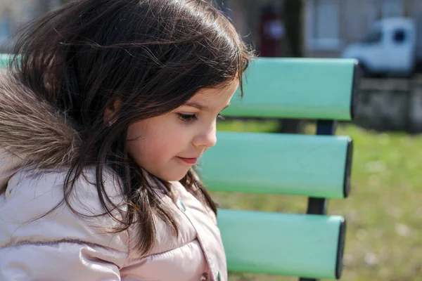 Pequeña Chica Sonriente Linda Blanca Sienta Banco Verde Parque —  Fotos de Stock