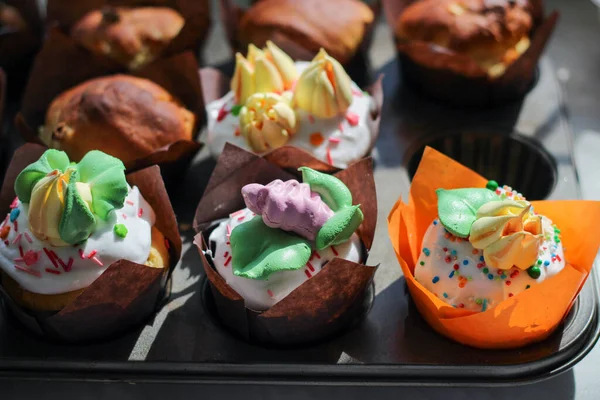 Reihenweise Schöne Bunte Kleine Cupcakes Papierverpackung Mit Streusel Und Sahne — Stockfoto