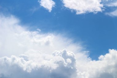 Bir günün mavi gökyüzünde beyaz bulutların güzel fotoğrafı