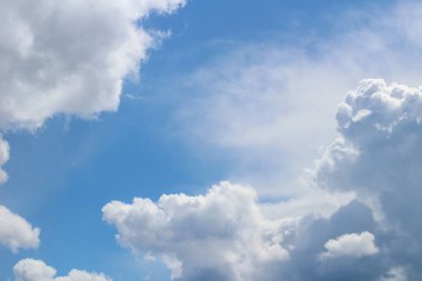 Bir günün mavi gökyüzünde beyaz bulutların güzel fotoğrafı