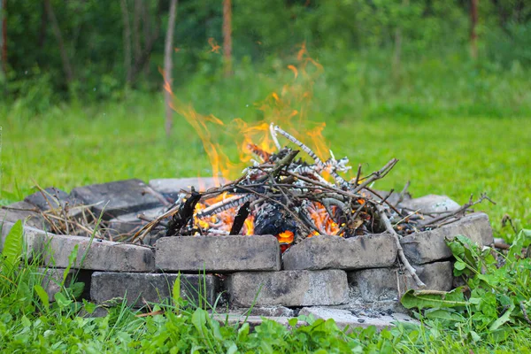 Eldfast Tegel Lägereld Fokus Och Suddig Brasa Grönt Gräs Bakgrunden — Stockfoto