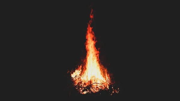 自然の暗闇の中で明るい巨大な炎 暗い夜のキャンプ場での夏のたき火 — ストック写真