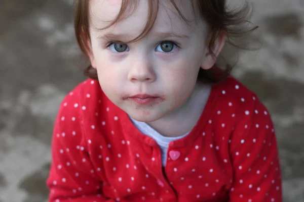 Petit Enfant Avec Grands Yeux Brillants Une Bouche Barbouillée Lève — Photo