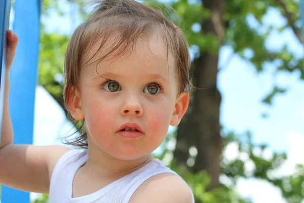 一个有着蓬乱的头发的白人小女孩的锐利的眼神 有一双漂亮眼睛的小宝宝 — 图库照片