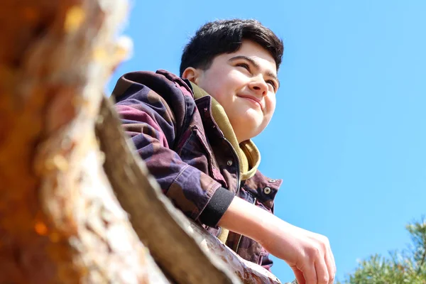 Beau Portrait Bas Garçon Souriant Avec Soleil Contre Ciel Bleu — Photo