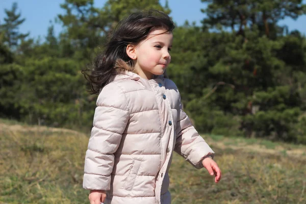 Een Klein Meisje Een Warm Lang Jasje Loopt Langs Een — Stockfoto