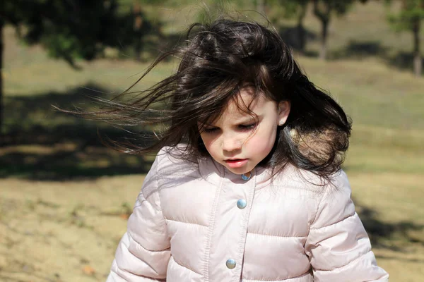 Close Portret Van Boos Wit Meisje Met Lang Haar Stijgen — Stockfoto