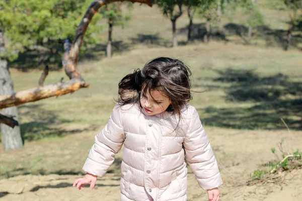 Weißes Vorschulmädchen Mit Flatternden Haaren Warmer Jacke Steigt Vor Dem — Stockfoto