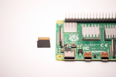 Kiev, Ukrayna - 13 Ağustos 2020: Beyaz arka planda donanımlı mini bilgisayar. Mikro bilgisayar Raspberry Pi 4 'ün yanında mikro bir kart var. Amaç için kullanmaya hazır..