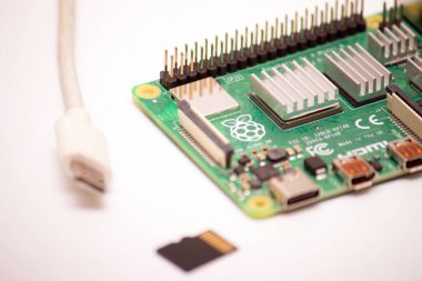 Kiev, Ukrayna - 13 Ağustos 2020: Raspbian işletim sistemi ve güç kaynağı usb tip 3 kablosu yüklü tek kişilik bir bütçe mikro bilgisayar RPI 4 whith mikro sd kartı