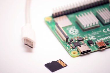 Kiev, Ukrayna - 13 Ağustos 2020: Linux işletim sistemi yüklü mikro kart ve tek panelli mikro bilgisayar RPI 4B güç kaynağı için usb tip 3 kablosu