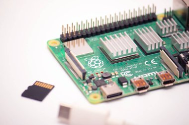 Kiev, Ukrayna - 13 Ağustos 2020: mikro kart ve usb tip 3 kablosu beyaz arkaplan üzerinde tek kartlı mikro bilgisayar ahududu Pi 4