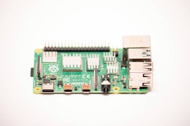 Kiev, Ukrayna - 13 Ağustos 2020: Odaklanmış Evrensel Seri Otobüs (USB) tip-C konnektörü, iki mikro Yüksek çözünürlüklü Çokluortam Arayüzü (HDMI) ve Raspberry Pi 4B üzerindeki güç konnektörü