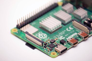 Kiev, Ukrayna - 13 Ağustos 2020: USB-C 'nin odaklanmış resmi (resmi adıyla USB Type-C) 24-pin USB bağlantı sistemi ve tek kartlı Raspberry Pi 4B üzerinde dönen simetrik konnektör