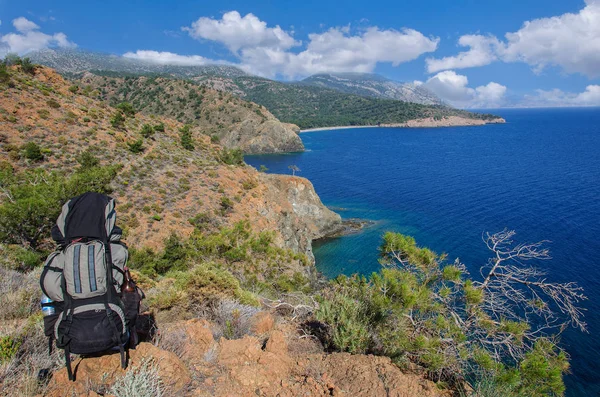 Large tourist backpack against the background of Mediterranean Sea and the shore — Stock Photo, Image