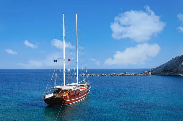 karşı mavi gökyüzü güneşli günde eski Knidos Antik limanda yat.
