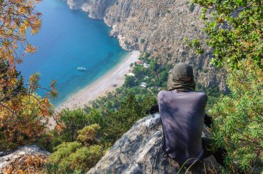 Turist Kelebekler Vadisi tepeden bakar. Türkiye