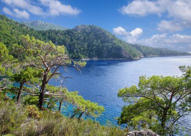 Likya yolu Seaside görünümünden Akdeniz kıyısında Türkiye