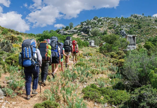 turist grup Sidima.Turkey mezarlar antik kalıntıları geçer