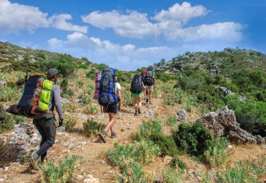 turist grup Sidima.Turkey mezarlar antik kalıntıları geçer