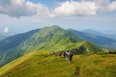 Büyük sırt çantaları turistlerle gruptur dağda