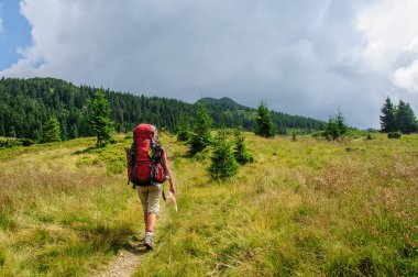 büyük bir sırt çantası ile kız'ın dağlarına uzanır. Karpatlar Marmaros Ukrayna