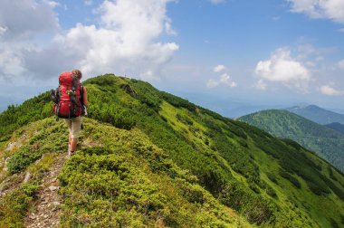 büyük bir sırt çantası ile kız'ın dağlarına uzanır. Karpatlar Marmaros Ukrayna