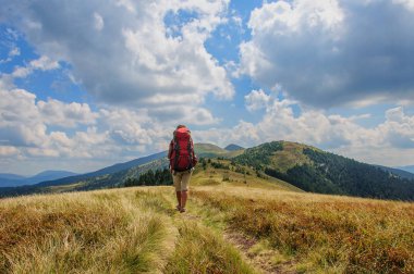 büyük bir sırt çantası ile kız'ın dağlarına uzanır. Ukrayna