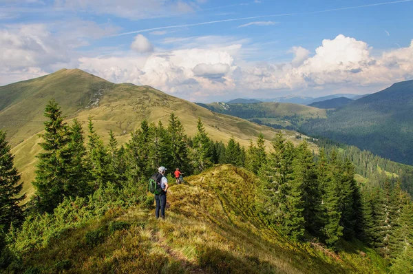 Group of tourists with large backpacks are on mountain — Stock Photo, Image