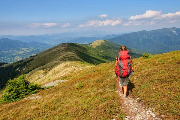 Mädchen mit großem Rucksack steigt in die Berge. Ukraine — Stockfoto