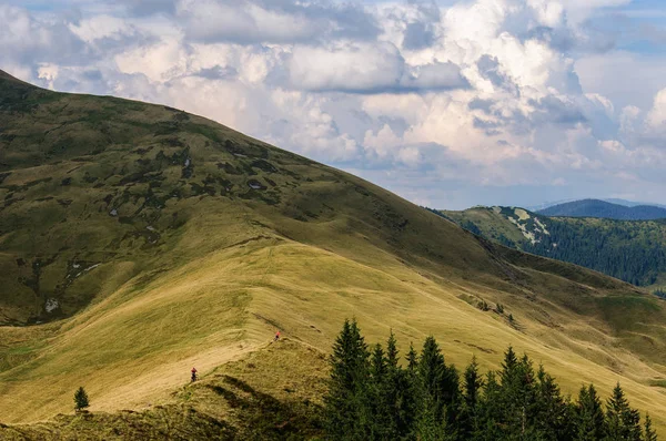 Two cyclists ride their bikes along the ridge. Ukraine. Carpathian — Stock Photo, Image
