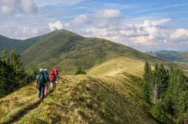 Büyük sırt çantaları turistlerle gruptur dağda