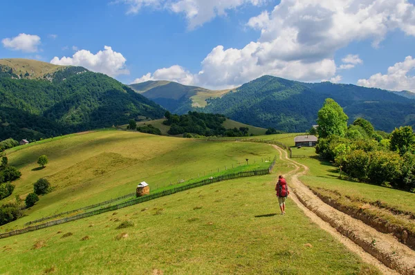 Girl with a big backpack rises to the mountains. Ukraine — Stock Photo, Image