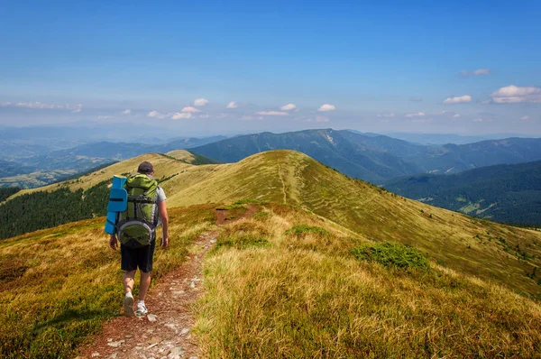 A tourist with large backpack rises in Carpathian mountains Ukraine — Stock Photo, Image