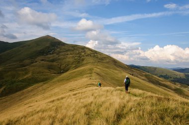 büyük bir sırt çantası ile kız'ın dağlarına uzanır. Ukrayna