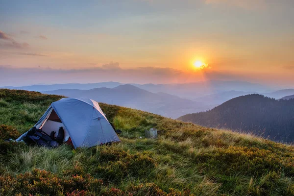 Šedá stan na travnatém svahu na pozadí pohoří sunset v Karpat Ukrajina — Stock fotografie