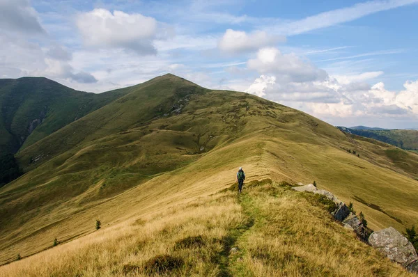 Girl with a big backpack rises to the mountains. Ukraine — Stock Photo, Image