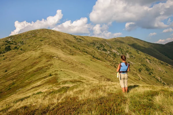 Chica con una gran mochila se eleva a las montañas. Ucrania — Foto de Stock