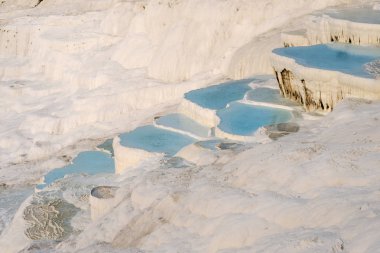 Traverten havuzları ve teraslar ile mavi su, Pamukkale, Türkiye