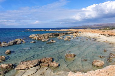 Açık Turkuaz su ve dalgalar ile güzel vahşi kumsal. Kıbrıs.