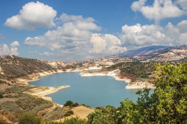 Armonou Barajı su deposu Paphos ormandaki adlı ana bakış açısından güzel üstten görünüm