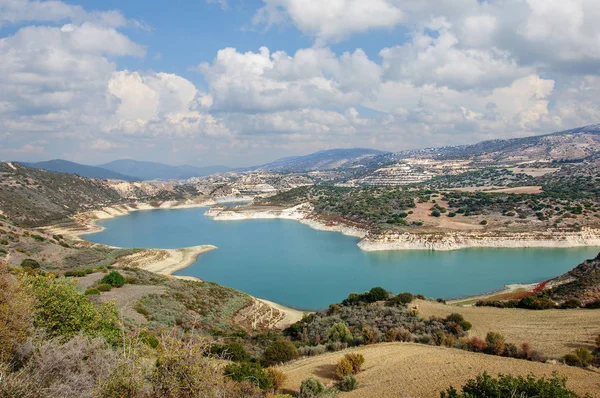 Belle vue de dessus du point de vue principal au réservoir d'eau du barrage d'Armonou dans la forêt de Paphos — Photo