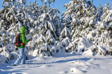 kadın açık havada giysiler içinde donmuş nehir üzerinde ahşap kayaklar üzerinde biniyor