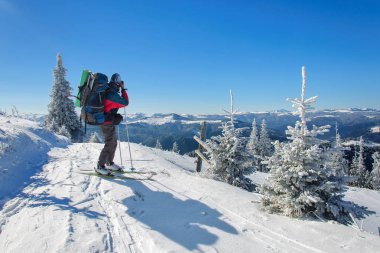adam fotoğrafçı kayaklar üzerinde karlı Karpat Dağları fotoğraflar. Ukrayna