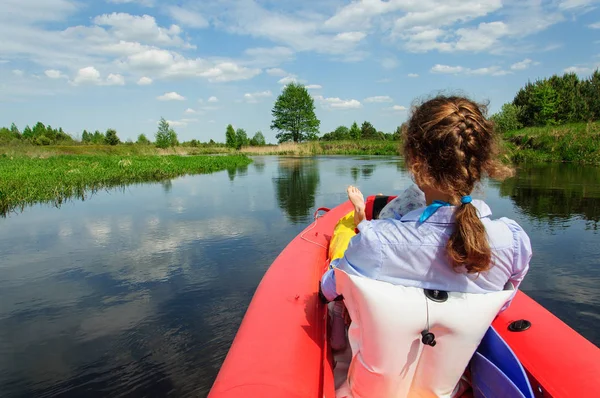 Estate e sport attivo. ragazza kayak in bel fiume — Foto Stock