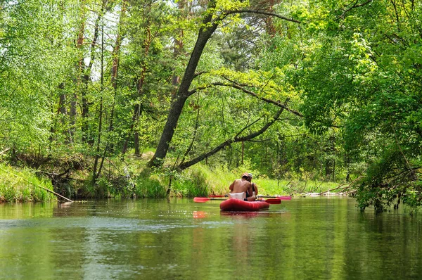 Man och kvinna lycklig par kajakpaddling ner pittoreska floden — Stockfoto