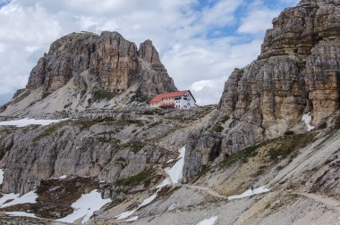 Muhteşem alp manzarası, dağ evi, yürüyüş parkuru ve arka planda yüksek dağlar, Dolomites, İtalya