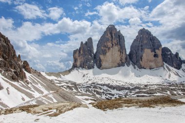 İtalyan Dolomitleri 'ndeki ikonik dağ Tre Cime renkli bir günbatımı, Dolomitler Alpleri, İtalya.