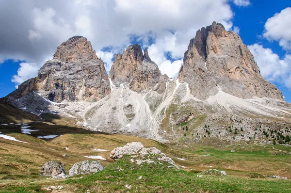 Trzy szczyty Sassolungo Langkofel w Dolomitach, Włochy. — Zdjęcie stockowe