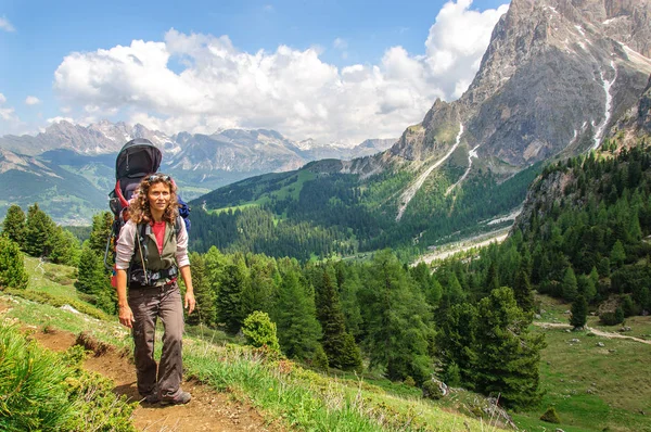 Mutter mit kleinem Kind im Rucksack wandert durch die Dolomiten, Italien. — Stockfoto